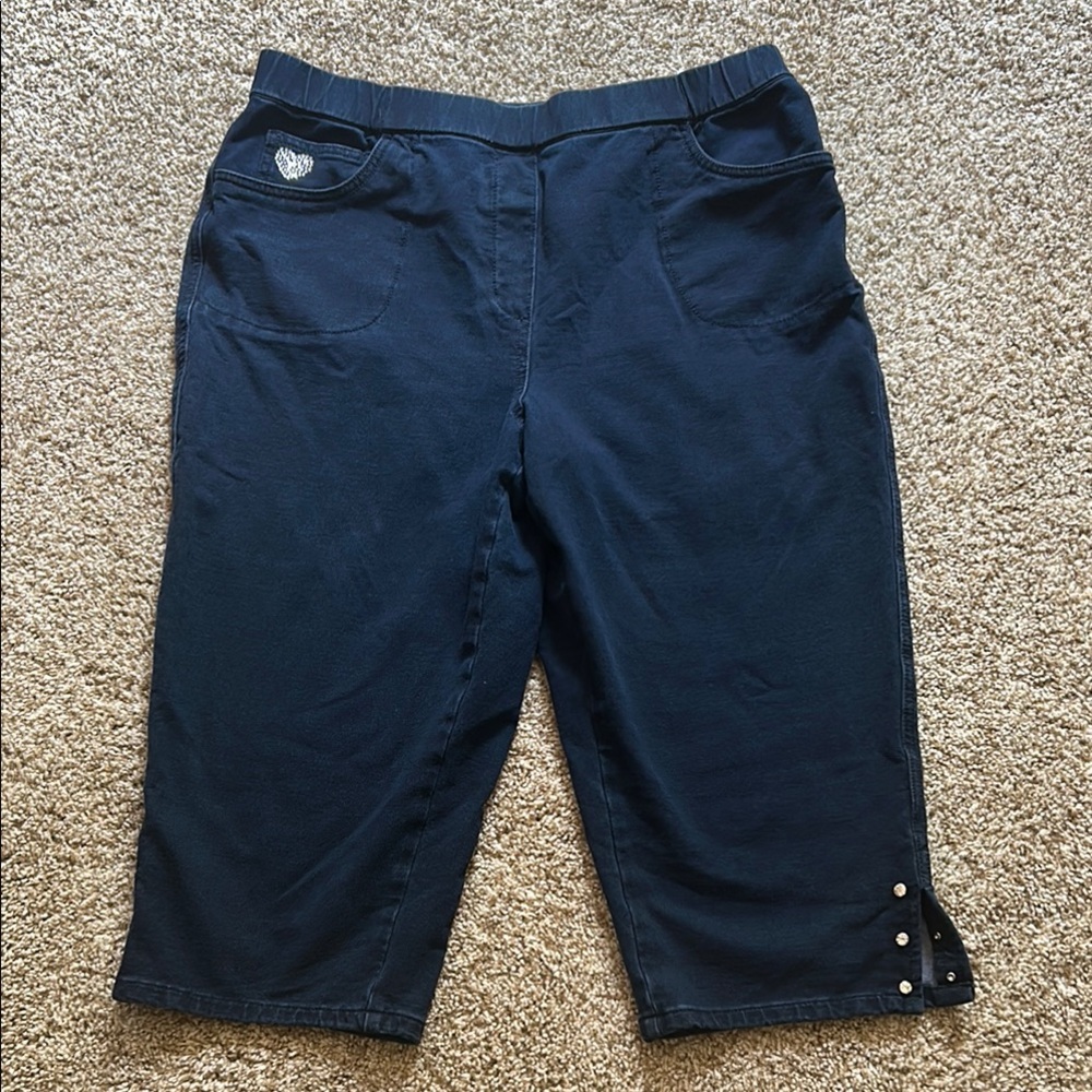 Quacker Factory Dark Blue Capri Pants with Button Accents